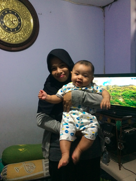 Buah Hati Pertama Ibu Niar dan Pak Hari
